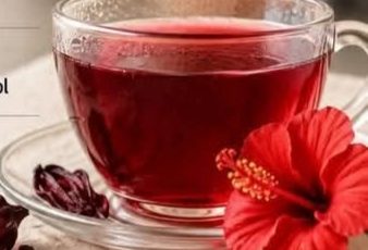 Refreshing Hibiscus Tea with Bay Leaf and Cinnamon (Agua de Jamaica)