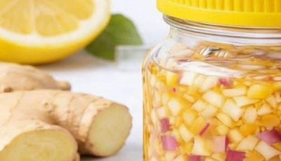natural remedy combines ginger, onion, garlic, lemon juice, and honey